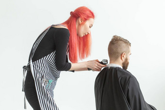 理发师设计师理发师商店概念年轻的女人发型师减<strong>少男</strong>人。