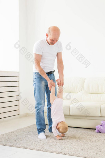 为父<strong>之道</strong>家庭概念父亲小蹒跚学步的婴儿在室内首页玩