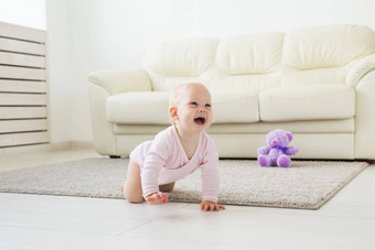 童年孩子们幼稚概念<strong>爬行</strong>有趣的婴儿女孩在<strong>室内</strong>首页