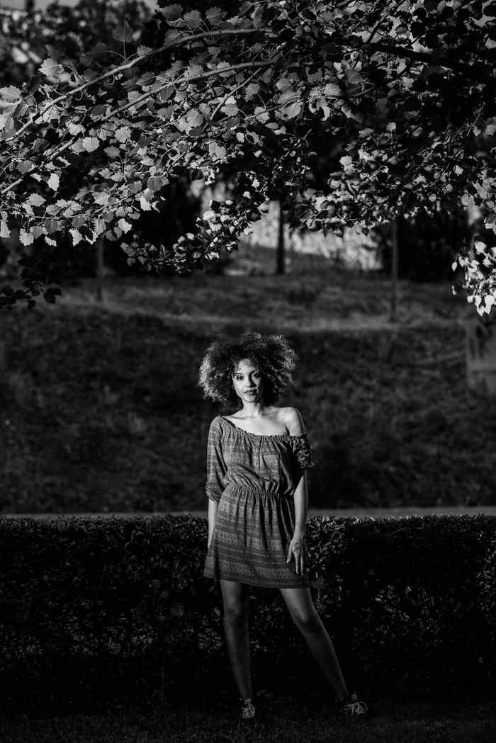 年轻的黑色的女人非洲式发型发型微笑城市背