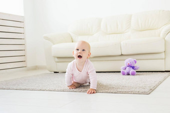 童年孩子们幼稚概念爬行有趣的婴儿女孩在室内首页