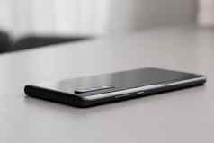 黑色的现代移动电话空白屏幕黑色的石头表格背景智能手机黑暗灰色古董纹理背景