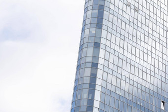 下面全景的角度来看视图钢蓝色的玻璃高上升建筑摩天大楼业务概念成功的工业体系结构