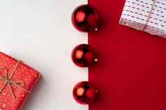 红色的白色作文礼物盒子圣诞节装饰物