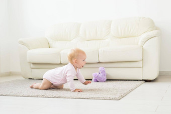 童年孩子们幼稚概念<strong>爬行</strong>有趣的婴儿女孩在<strong>室内</strong>首页