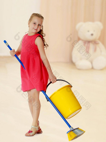 女孩桶刷清洗房子