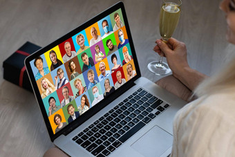 视图businesslady肩膀坐着工作场所桌子上电脑屏幕拼贴画多样化的人涉及到视频会议谈判活动现代应用程序科技使用概念