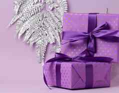 盒子包装节日紫色的纸系丝绸丝带紫色的背景礼物惊喜