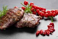 炸牛脊肉牛肉块黑色的板岩董事会罕见的学位煮熟度
