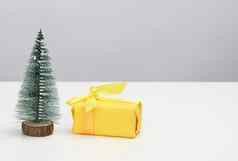 盒子包装黄色的纸装饰圣诞节树白色表格节日背景