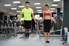 男人。女人锻炼跳绳子参考健身房