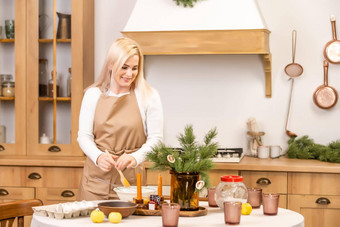 圣诞节面包店女人烹饪圣诞节节日食物烹饪过程家庭烹饪圣诞节一年传统概念
