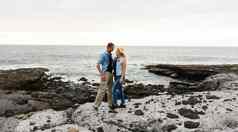 浪漫的夫妇海滩色彩斑斓的日落背景的家伙女孩日落岛tenerife