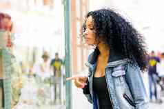 黑色的女人非洲式发型发型商店窗口