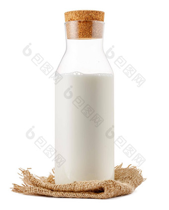 关闭玻璃牛奶瓶孤立的白色背景