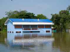 淹没了学校建筑ayuttaya泰国