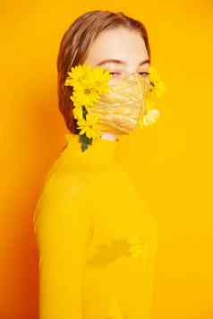 女人面具黄色的花工作室