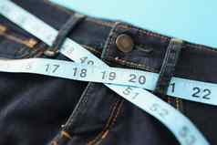 牛仔布裤子牛仔裤蓝色的测量磁带腰