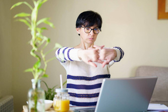 中年女人在家中<strong>上班</strong>采取拉伸打破