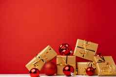 圣诞节礼物盒子红色的背景前面视图