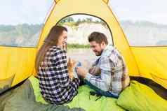 人夏天旅游自然概念年轻的夫妇休息野营帐篷视图内部