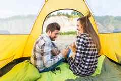 人旅游自然概念可爱的夫妇坐着猫黄色的帐篷