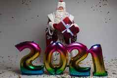 色彩鲜艳的气球形状圣诞老人礼物庆祝圣诞节一年