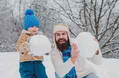 冬天父亲儿子玩户外享受自然冬季冬天肖像爸爸孩子雪花园父亲儿子使雪球冬天背景