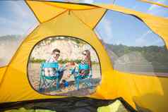 人夏天旅游自然概念年轻的夫妇喝茶帐篷