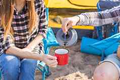人夏天旅游自然概念年轻的夫妇喝茶帐篷