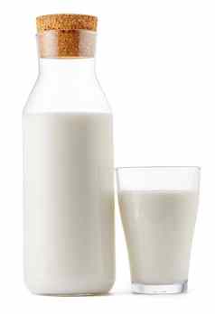 关闭玻璃牛奶瓶孤立的白色背景