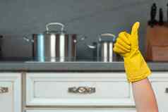 手黄色的手套厨房背景管家概念