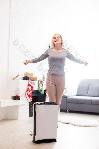 空气净化器生活房间女人工作移动PC过滤器清洁房间