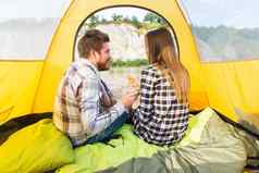 人旅游自然概念可爱的夫妇坐着猫黄色的帐篷