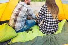 人夏天旅游自然概念年轻的夫妇休息野营帐篷视图内部