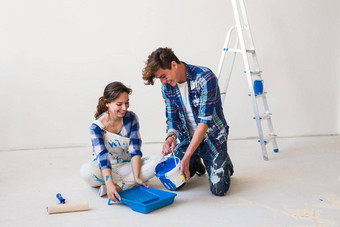 人内饰概念年轻的夫妇坐着白色地板上对于油漆