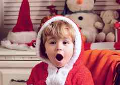 兴奋圣诞节有趣的惊讶孩子男孩冬天假期孩子们庆祝活动一年童年