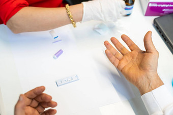 医疗技术员埃姆斯医生采取手指刺痛prp病人血样本吸管冠状病毒科维德全球流感大流行危机爆发国民健康保险制度快速喉炎的症状诊断抗体测试过程