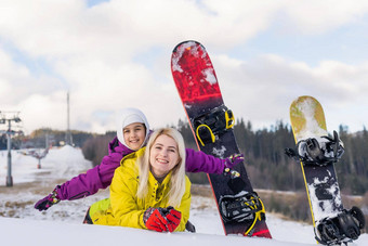 妈妈。女儿滑雪板山度假胜地