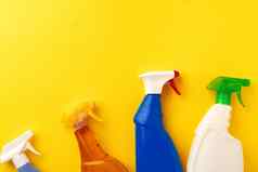 清洁洗涤剂喷雾瓶黄色的背景前视图