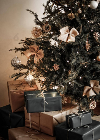 圣诞节假期交付可持续发展的<strong>礼物</strong>概念黑色的<strong>礼物</strong>盒子包装环保包装回<strong>收</strong>纸装饰圣诞节树