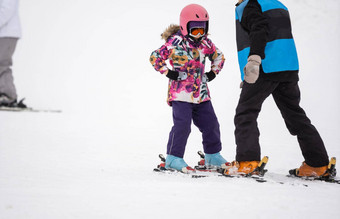 专业滑<strong>雪</strong>教练教学孩子滑<strong>雪</strong>一<strong>天山</strong>坡度假胜地<strong>雪</strong>家庭孩子们活跃的假期