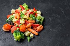 冻冷切片蔬菜西兰花甜蜜的辣椒西红柿胡萝卜豌豆玉米黑色的背景前视图复制空间