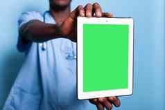 医疗助理持有数字平板电脑绿色屏幕