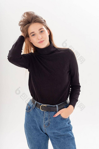 年轻的有吸引力的高加索人女人长头发黑色的<strong>高领</strong>毛衣蓝色的牛仔裤