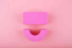 快乐粉红色的微笑象征明亮的粉红色的背景复制空间表情符号积极的情绪概念