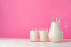 玻璃器皿新鲜的牛奶粉红色的柔和的背景