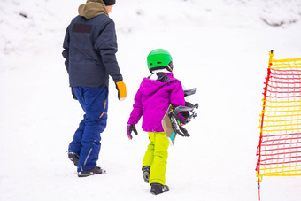 冷络筒机一天山滑雪度假胜地父亲教学女儿滑雪