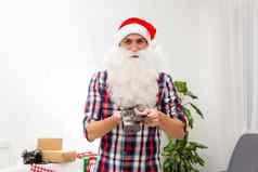 肖像不错的有吸引力的快乐的脂肪圣诞老人持有手携带的事情数字终端零售商店店里的困境