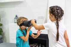 女孩眼镜虚拟现实耳机概念现代技术